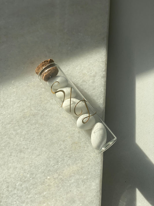 Reagenzgläser befüllt mit ummantelten Aprikosenkernen