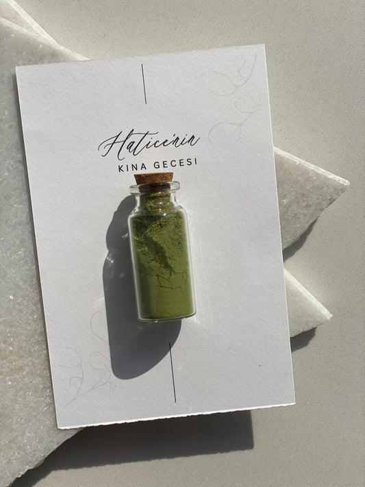 Reagenzgläser befüllt mit Henna