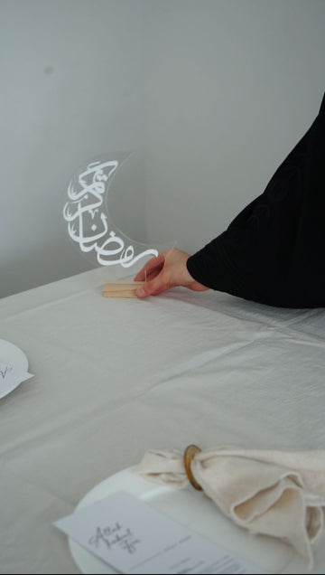 Mond-Aufsteller mit weißem Schriftzug