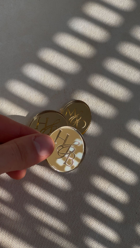 Monogramm Badges aus verspiegeltem Acrylglas